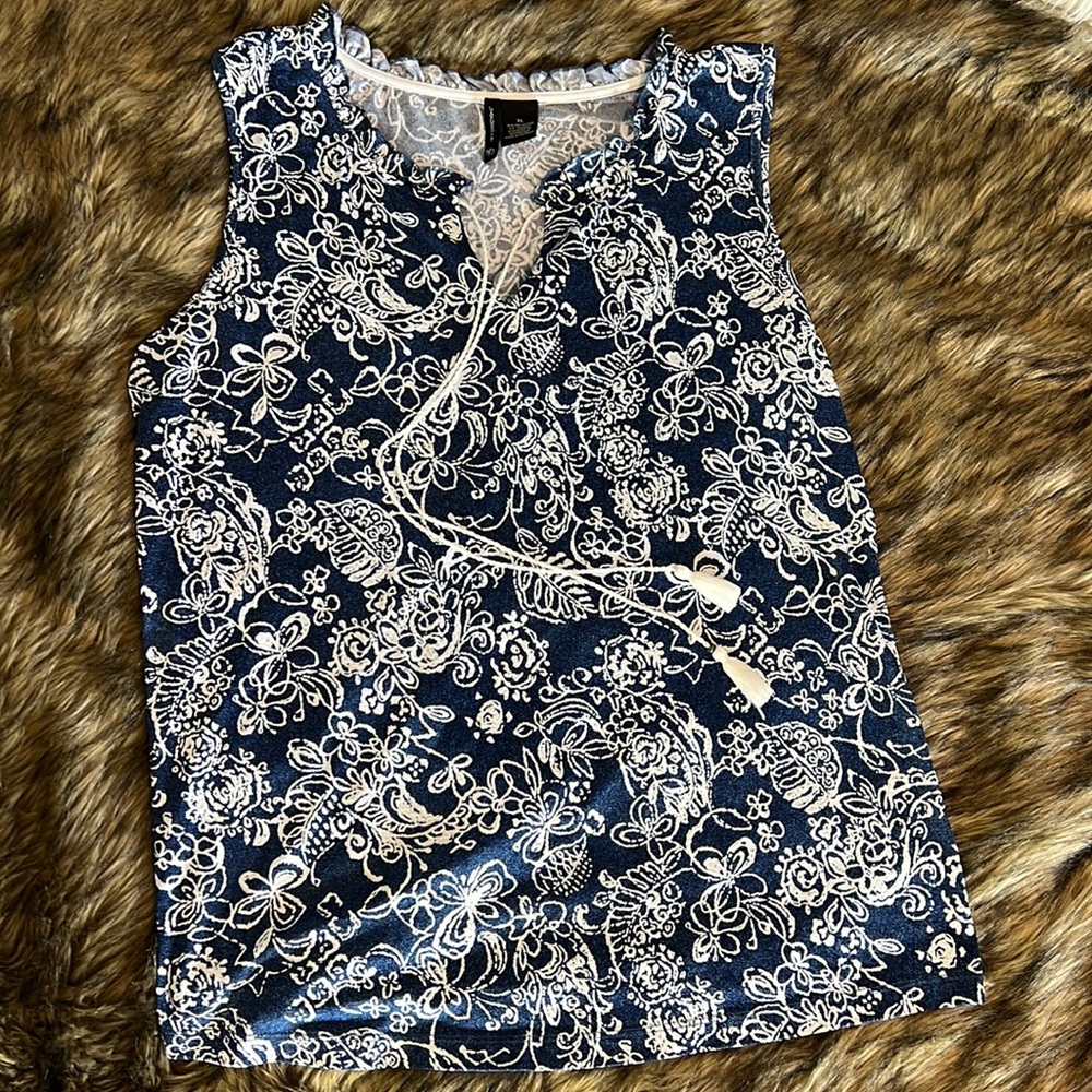Beautiful sleeveless New Directions XL perfect for layering